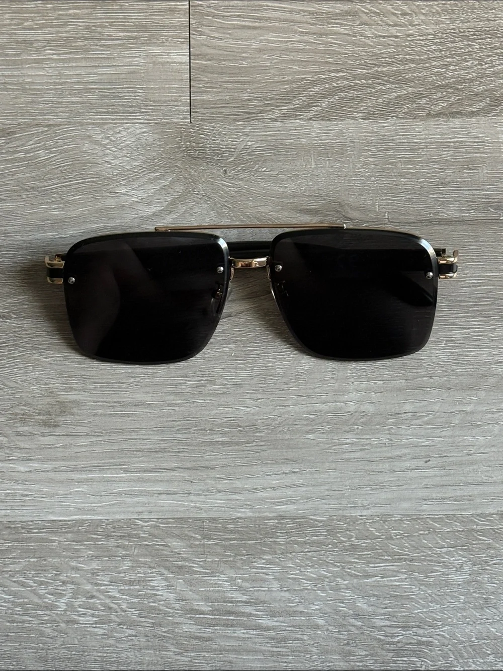 Aviator style sunglasses
